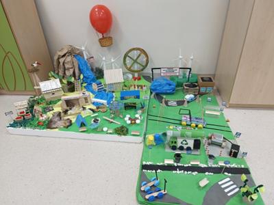 Makieta przedstawiająca eko-miasto z oczyszczalnią ścieków, stadniną koni i wiatrakami