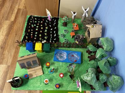 Makieta z domem, ogrodem i lasem z surowców wtórnych