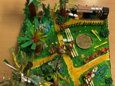 Las i łąka wraz z miejscem do segregacji śmieci wykonane z eko odpadów i materiałów naturalnych