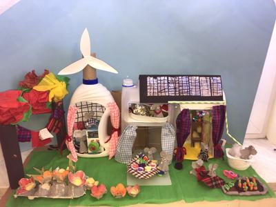 Gospodarstwo domowe z wykorzystaniem surowców wtórnych i butelek plastikowych przedstawiające życie myszek