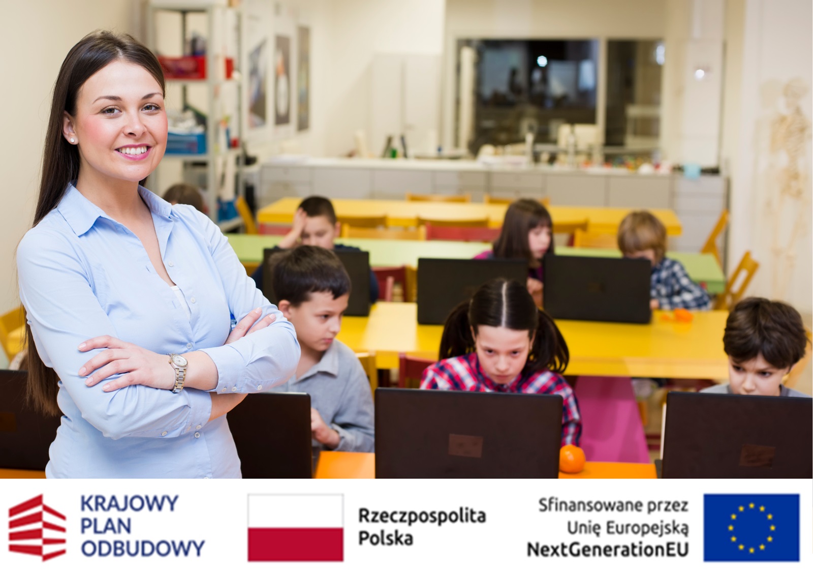 Grafika przedstawia uczniów korzystających z sprzętu komputerowego 