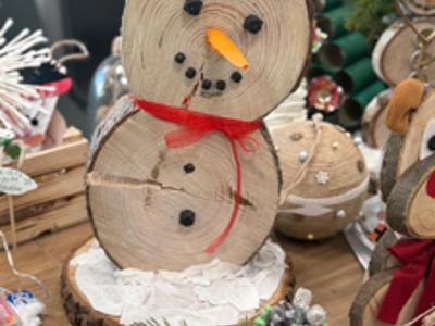 Bałwan wykonany z drewna