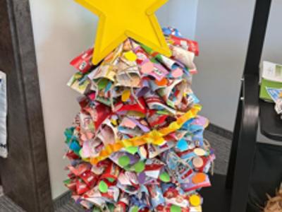 Choinka wykonana ze zwiniętych kolorowych kartek papieru z gazetki reklamowej