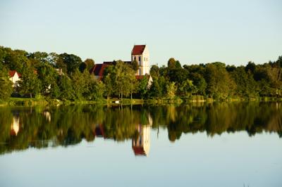 Kościół w Miłkach z Jeziora Miłkowskiego - copyright by Wojciech Darski „Mazury od środka”