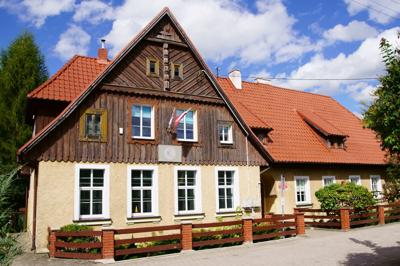 Zabytkowy budynek szkoły w Staświnach - copyright by Wojciech Darski „Mazury od środka”