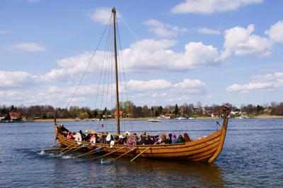 Wikińska łódź na Jeziorze Bocznym - copyright by Wojciech Darski „Mazury od środka”