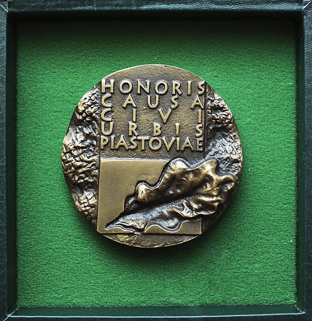 medal2.jpg [618x635]