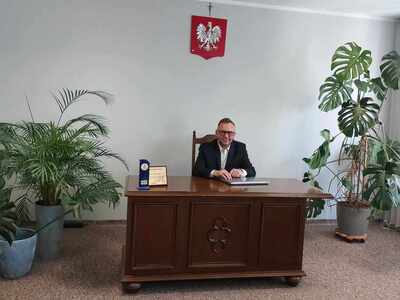 Zwycięzca licytacji WOŚP w fotelu Wójta Gminy Skulsk.