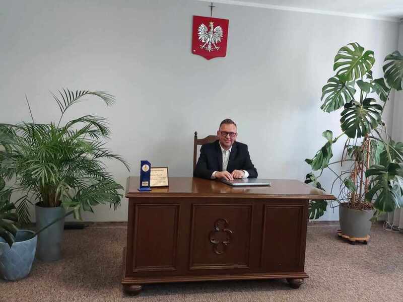 Zwycięzca licytacji WOŚP w fotelu Wójta Gminy Skulsk.