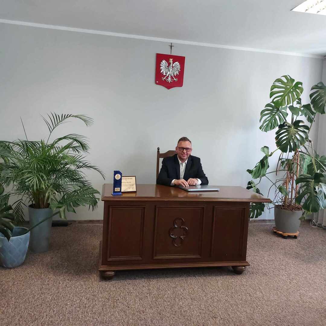 Zwycięzca licytacji WOŚP w fotelu Wójta Gminy Skulsk.