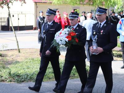 Złożenie kwiatów  pod pomnikiem.