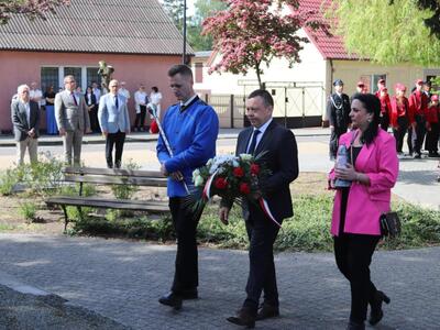 Złożenie kwiatów  pod pomnikiem.