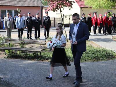 Złożenie kwiatów  pod pomnikiem.