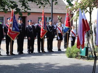 Złożenie kwiatów  pod pomnikiem.