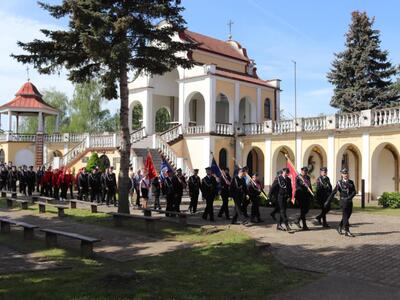 Złożenie wiązanek przy figurze św. Floriana.