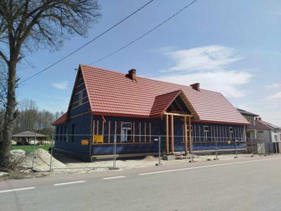 Zabytkowy budynek byłego Urzędu Gminy w Hucie Krzeszowskiej