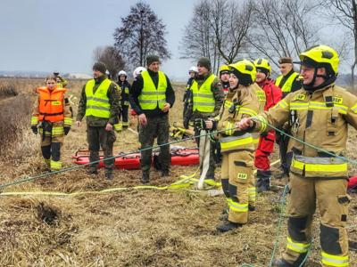 Szkolenie z ratownictwa lodowego - wspólne ćwiczenia jednostek OSP i żołnierzy WOT / fot. WOT