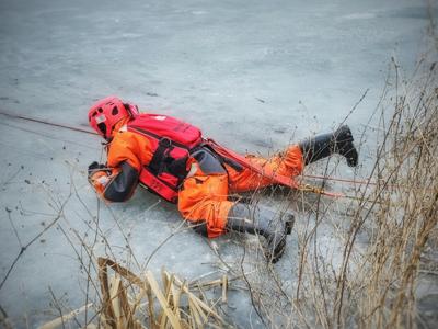 Szkolenie z ratownictwa lodowego - wspólne ćwiczenia jednostek OSP i żołnierzy WOT / fot. WOT
