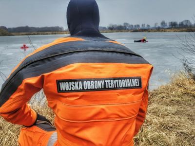 Szkolenie z ratownictwa lodowego - wspólne ćwiczenia jednostek OSP i żołnierzy WOT / fot. WOT