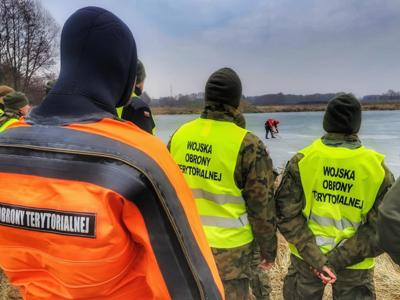 Szkolenie z ratownictwa lodowego - wspólne ćwiczenia jednostek OSP i żołnierzy WOT / fot. WOT