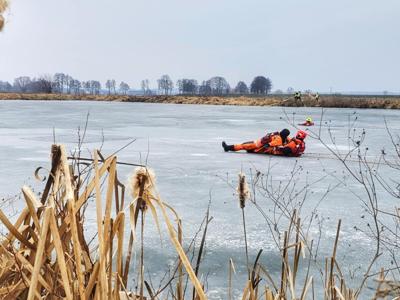 Szkolenie z ratownictwa lodowego - wspólne ćwiczenia jednostek OSP i żołnierzy WOT / fot. WOT