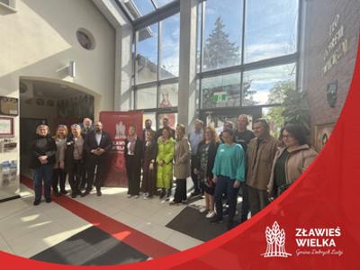 Międzynarodowi partnerzy projektu REIiHE wraz z wójtem gminy w CEM
