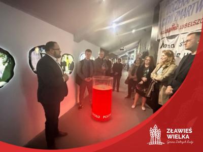 Międzynarodowi partnerzy projektu REIiHE wraz z wójtem gminy w CEM