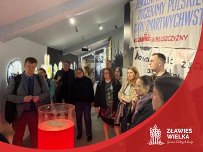 Międzynarodowi partnerzy projektu REIiHE wraz z wójtem gminy w CEM