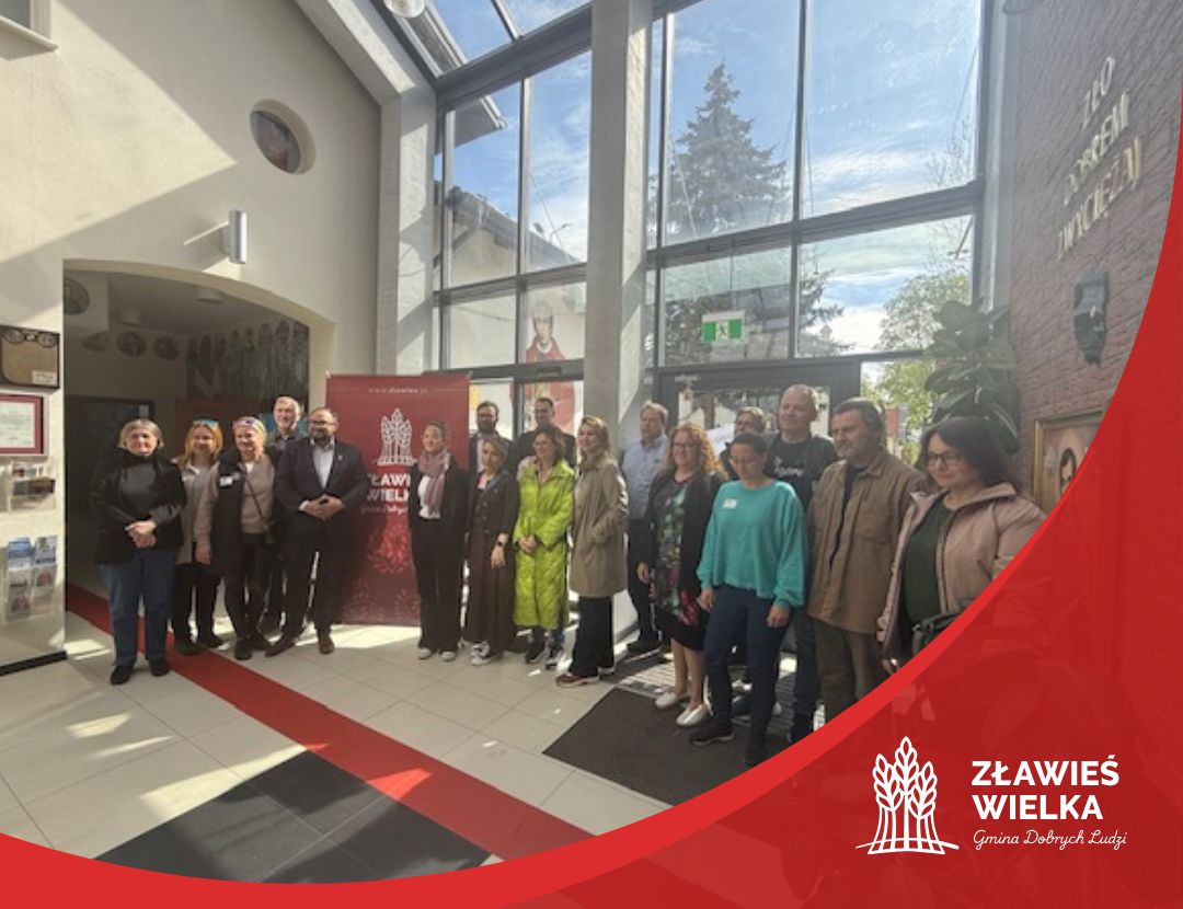 Międzynarodowi partnerzy projektu REIiHE wraz z wójtem gminy w CEM