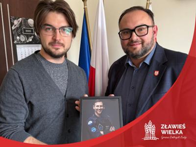 Szymon Żywica i Marcin Swaczyna ze zdjęciem Sławosza Uznańskiego-Wiśniewskiego