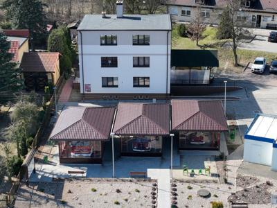 Ekspozycja zabytkowych samochodów strażackich w Gostycynie.