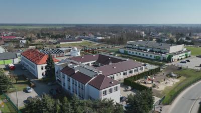 Widok na kompleks budynków sportowych, szkoły podstawowej, przedszkola, żłobka, biblioteki oraz astrobazy w Gostycynie.