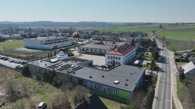 Widok na kompleks budynków sportowych, szkoły podstawowej, przedszkola, żłobka, biblioteki oraz astrobazy w Gostycynie.