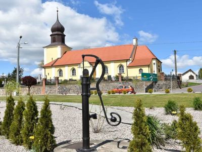 Skwer przed kościołem parafialnym pw. Św. Marcina w Gostycynie.