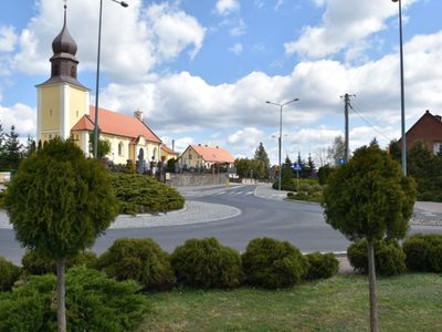 Rondo w Gostycynie w tle Kościół parafialny pw. Św. Marcina w Gostycynie