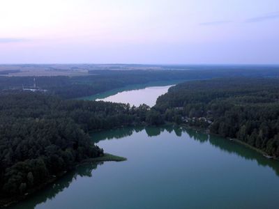 Jezioro Średniak w Gostycynie, w tle Jezioro Szpitalne