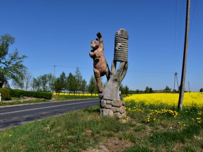 Miś zapraszający do Apiterapii w Łyskowie