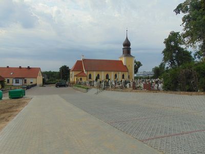 Parking przy kościele w Gostycynie