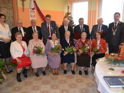 W dniu 12 grudnia 2014r. zgodnie z coroczną tradycją w Urzędzie Gminy w Gostycynie odbyła się uroczystość jubileuszowa Złotych Godów. Rocznicę wspaniałego 50-lecia pożycia małżeńskiego świętowali Państwo:

 

- Ludwika i Wacław Nowak,

- Małgorzata i Jan Szamraj,

- Henryka i Zdzisław Karwasz,

- Maria i Piotr Ciżmowscy,

- Irena i Edmund Suchomscy,

- Irena i Franciszek Nędzołek.