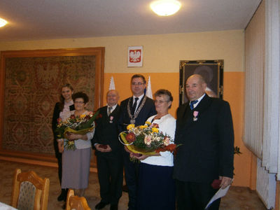W dniu 16 października 2015r. w tutejszym urzędzie odbyła się uroczystość jubileuszowa Złotych Godów. Wśród małżeństw świętujących rocznicę jakże pięknego 50-lecia znaleźli się Państwo Gertruda i Franciszek Tomczyk oraz Barbara i Jan Bartlewscy.