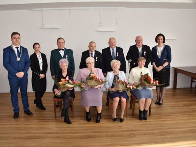 W dniu 8 lutego 2019 r. w Domu Dziennego Pobytu „Senior Wigor” odbyła się uroczystość jubileuszowa Złotych Godów. Wśród małżeństw świętujących rocznicę jakże pięknego jubileuszu znaleźli się Państwo:
1)	Aniela i Józef Błajek
2)	Teresa i Witold Mazalon
3)	Czesława i Chryzanty Okonek
4)	Jadwiga i Edward Weyna.