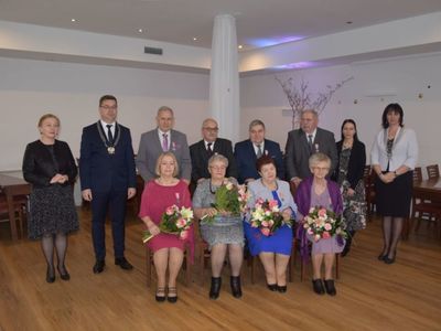 Dnia 30 stycznia 2020r. w restauracji „Borowiacki Wigor” odbyła się uroczystość jubileuszowa Złotych Godów. Wśród małżeństw świętujących rocznicę jakże pięknego jubileuszu znaleźli się Państwo:

1) Genowefa i Ryszard Grzeca

2) Łucja i Stanisław Gwizdała

3) Maria i Henryk Krawisz

4) Róża i Roman Kubaccy.