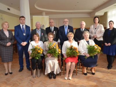 W dniu 7 lutego 2018r. w Domu Dziennego Pobytu „Senior Wigor” odbyła się uroczystość jubileuszowa Złotych Godów. Wśród małżeństw świętujących rocznicę jakże pięknego jubileuszu znaleźli się Państwo:

1) Eufemia i Gerard Barton

2) Sabina i Ryszard Bitner

3) Genowefa i Konrad Góreccy

4) Zdzisława i Tadeusz Urban.