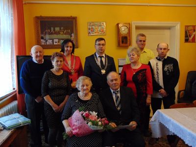 DIAMENTOWA ROCZNICA ŚLUBU
W dniu 14 marca 2018 r. Wójt Gminy Gostycyn Ireneusz Kucharski wraz z Kierownikiem Urzędu Stanu Cywilnego Hanną Kufel w domu rodzinnym odwiedzili Państwa Rozalię i Stanisława Kloska, którzy obchodzili 60-tą rocznicę zawarcia związku małżeńskiego. Jubilaci wraz z rodziną oraz przedstawicielami urzędu powspominali wspólnie przeżyte lata. Rozalia i Stanisław Kloska zawarli związek małżeński 15 lutego 1958 r. Jubilaci poznali się na zabawie w Kamienicy.