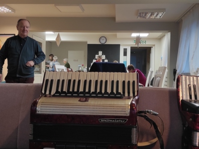 Pan Henryk Tomczyk ze swoim muzycznym sprzętem w Dziennym Domu Pobytu w Gostycynie