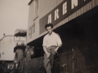 w tle cyrk  ARENA