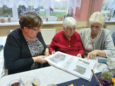 Mieszkanki oglądają stare zdjęcia Łyskowa