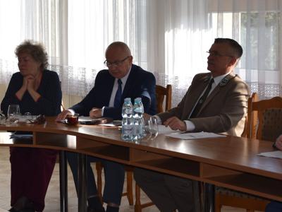 Od lewej: radna Grażyna Kida inicjatorka nadania nazwy Skwer Niepodległości