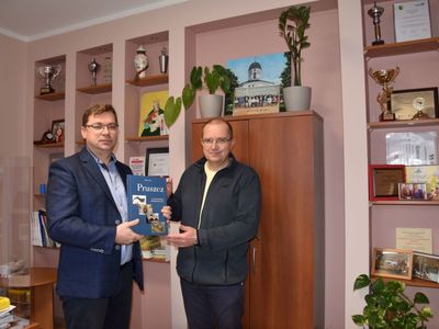 Od lewej: wójt Ireneusz Kucharski, dr Marek Sass