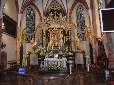 Prezbiterium z ołtarzem głównym, gdzie znajduje się Łaskawa Figura MB Piaseckiej